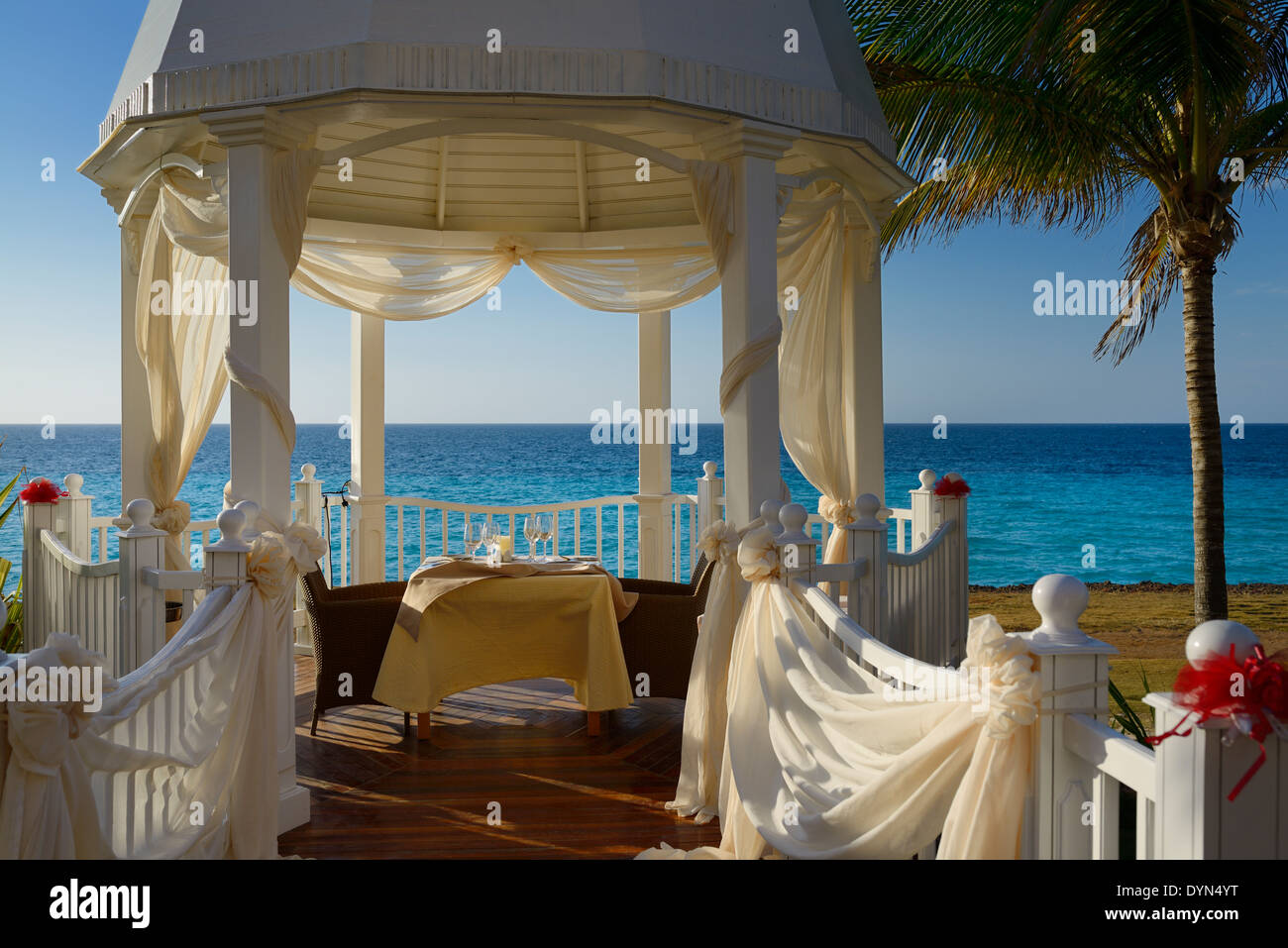 Chapelle de Mariage avec set de table pour les mariés à une Cuba Varadero beach resort par la baie de Cardenas océan Atlantique Banque D'Images