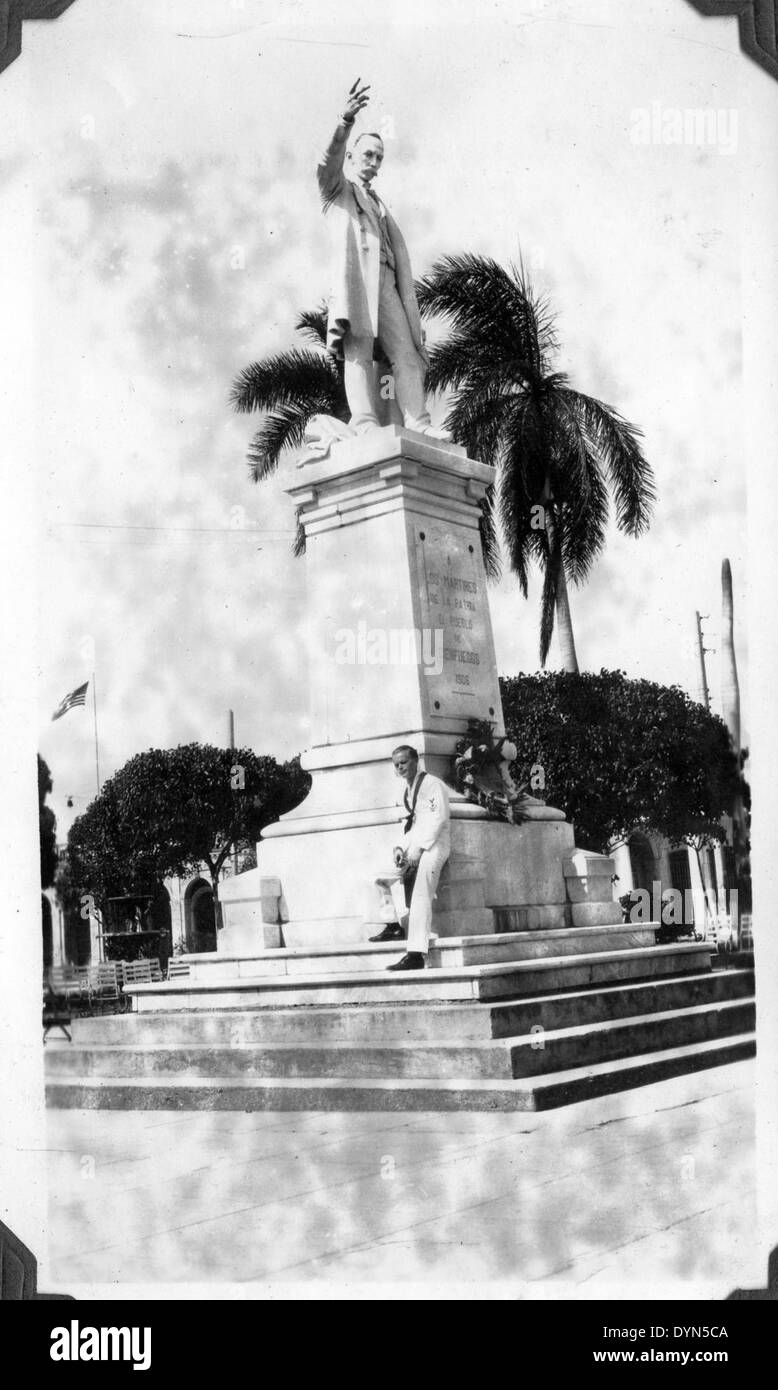 Une photographie documentant les opérations de la marine américaine dans la zone du canal, y compris la statue de José Martí et les activités militaires à Cuba. Banque D'Images