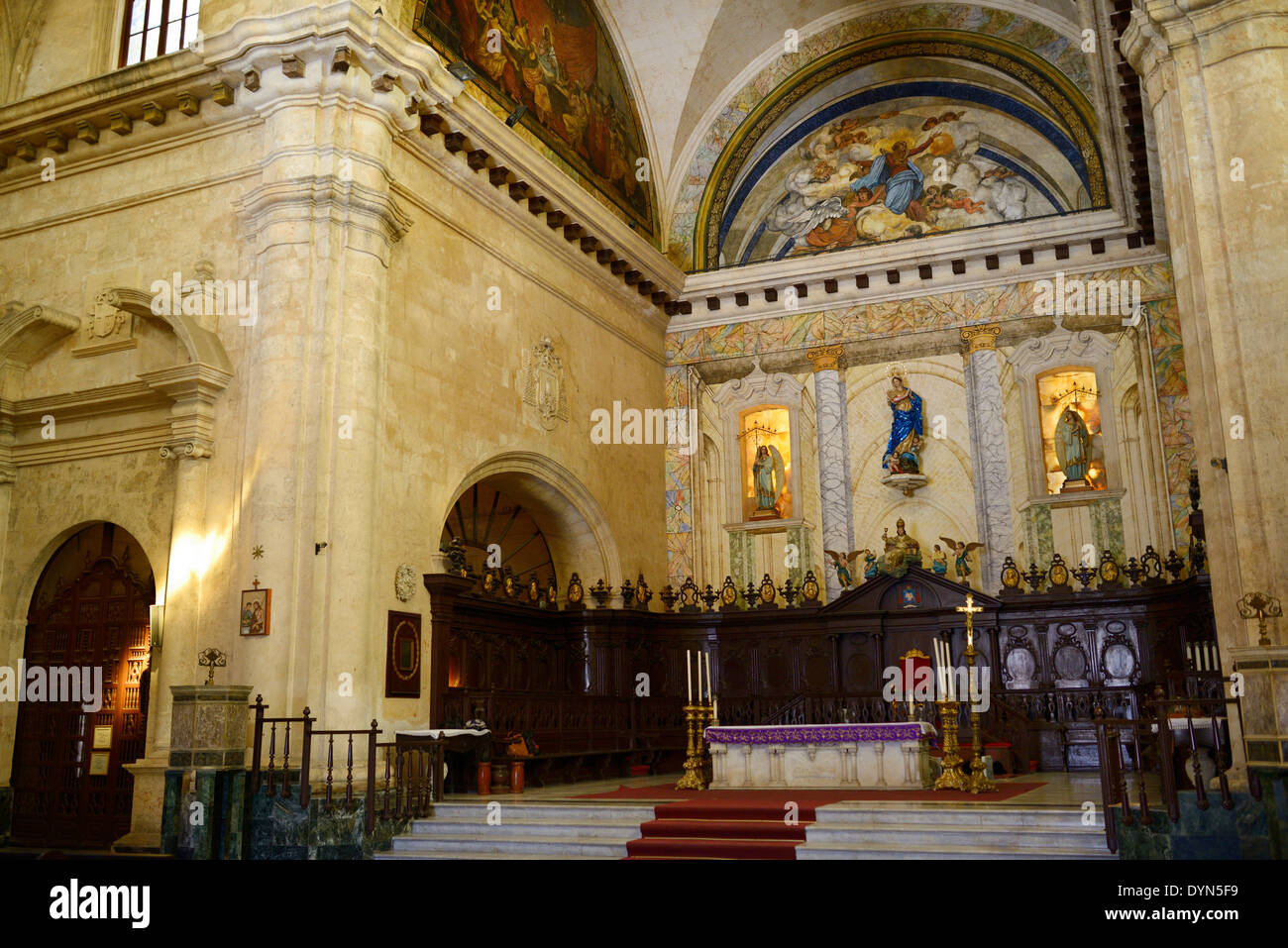 Autel sanctuaire dans la cathédrale catholique de La Havane avec la Vierge Marie de l'immaculée conception cuba Banque D'Images