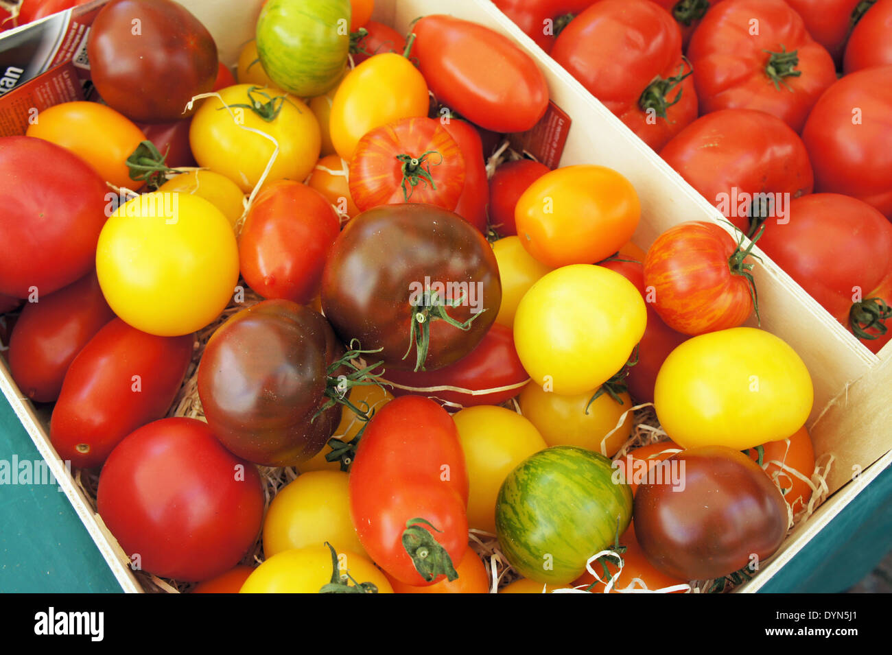 Heirloom tomates raisins sur l'affichage à un marché d'alimentation Banque D'Images