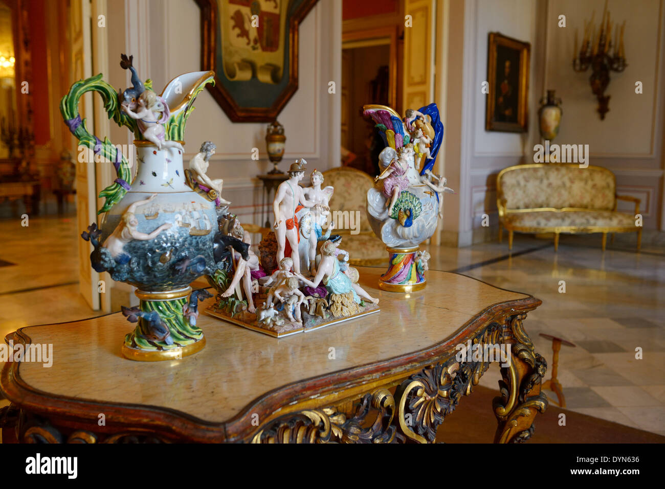 Figurines en porcelaine avec ameublement colonial opulent au Palais des Gouverneurs Museum Old Havana Cuba Banque D'Images