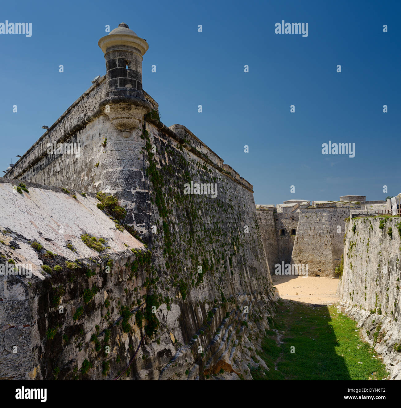 Remparts et douves sèches de Morro château forteresse gardant la baie de La Havane Cuba Banque D'Images