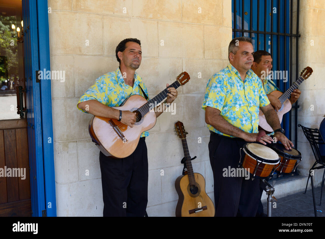 Trois musiciens jouant de la rue cubaine guitares et bongo dans la vieille Havane Cuba à côté de El Templete Banque D'Images