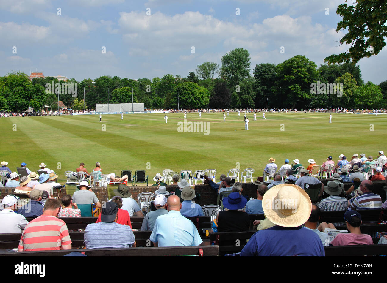 Les spectateurs à regarder, de cricket du comté de Derbyshire v Yorkshire à Queen's Park, Chesterfield, Derbyshire, Angleterre, le 18 juillet 2013 Banque D'Images