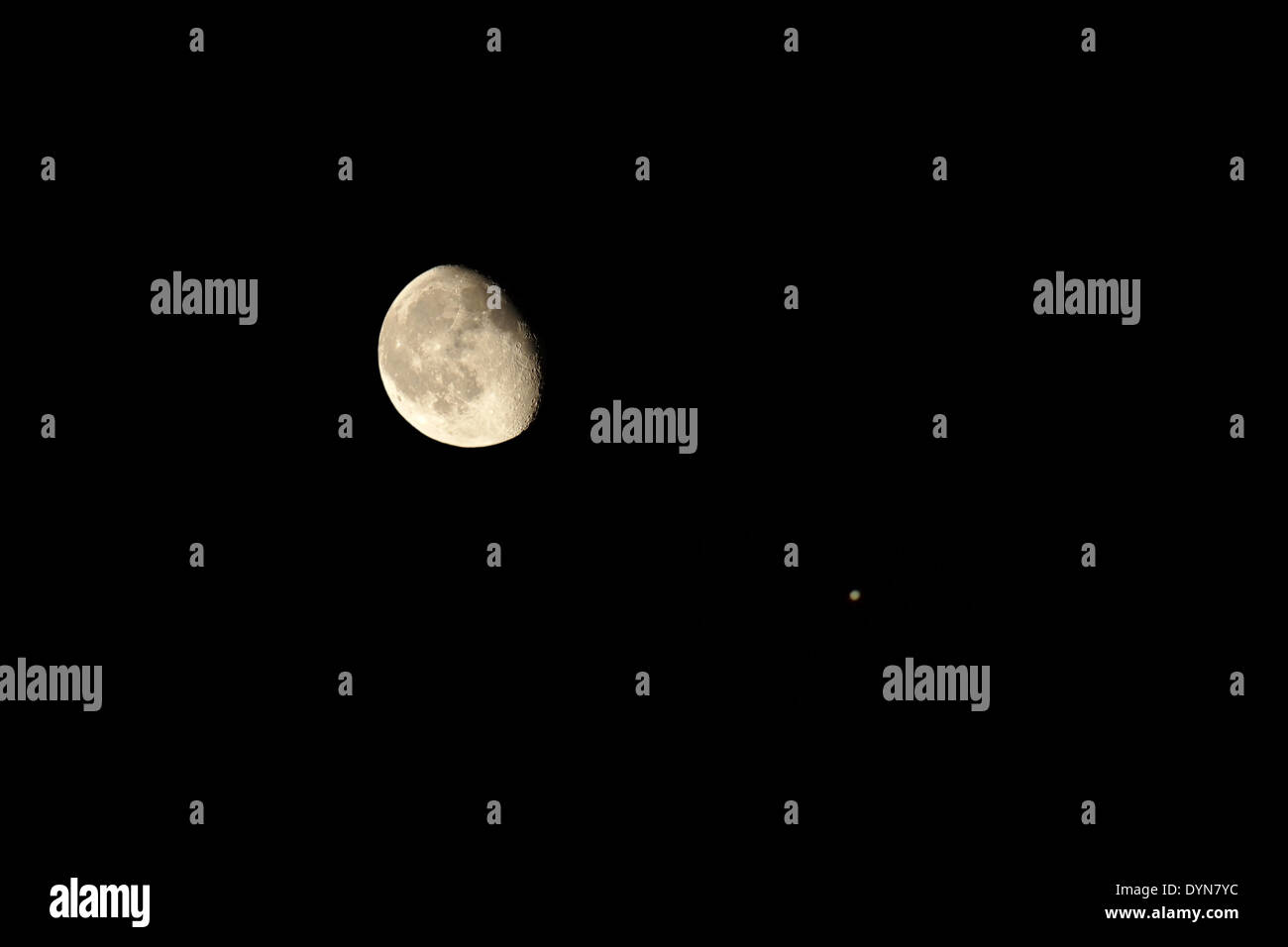 Photo de lune sur fond de ciel étoile Banque D'Images