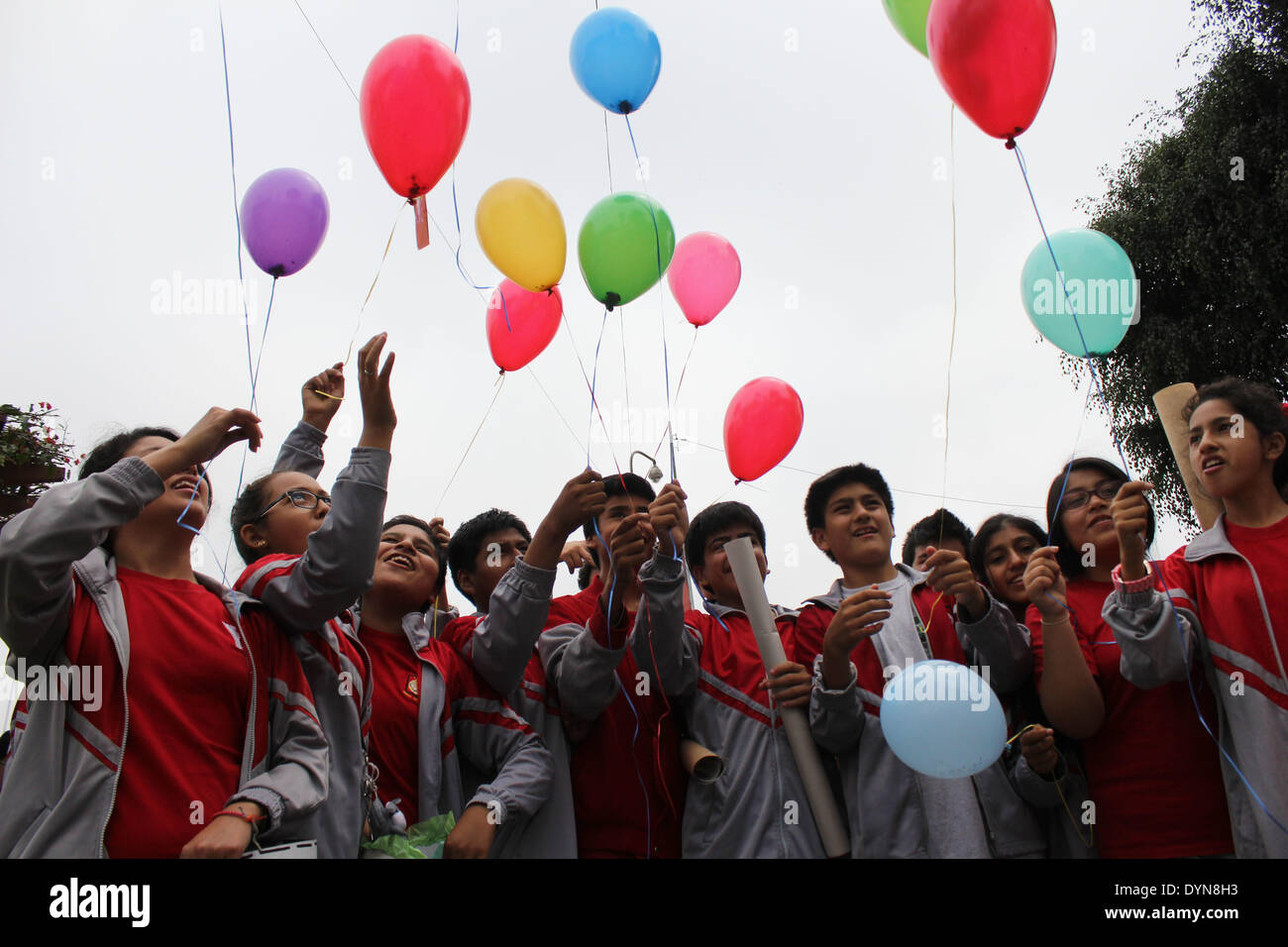 Jésus Maria, Pérou. 22 avr, 2014. Libération des enfants avec ballons seeds au cours d'une cérémonie pour commémorer la Journée de la terre, dans le district de Jesus Maria, du département de Lima, Pérou, le 22 avril 2014. Les membres de l'Association écologiste "Canto Vivo', et les élèves libérés ballons avec graines, visant à sensibiliser et promouvoir l'harmonie qui doit exister entre la modernité et la nature. © Luis Camacho/Xinhua/Alamy Live News Banque D'Images