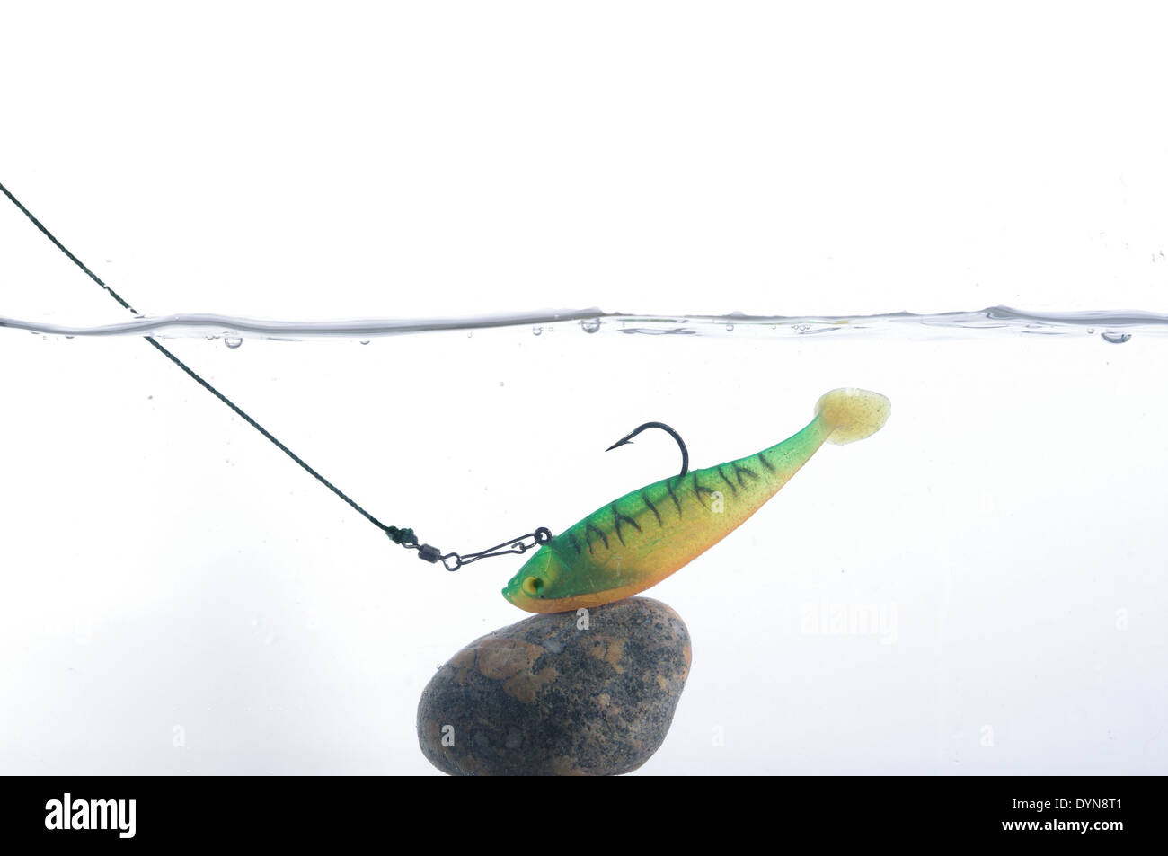 La pêche à l'appât artificiel sur la pierre dans l'eau Banque D'Images
