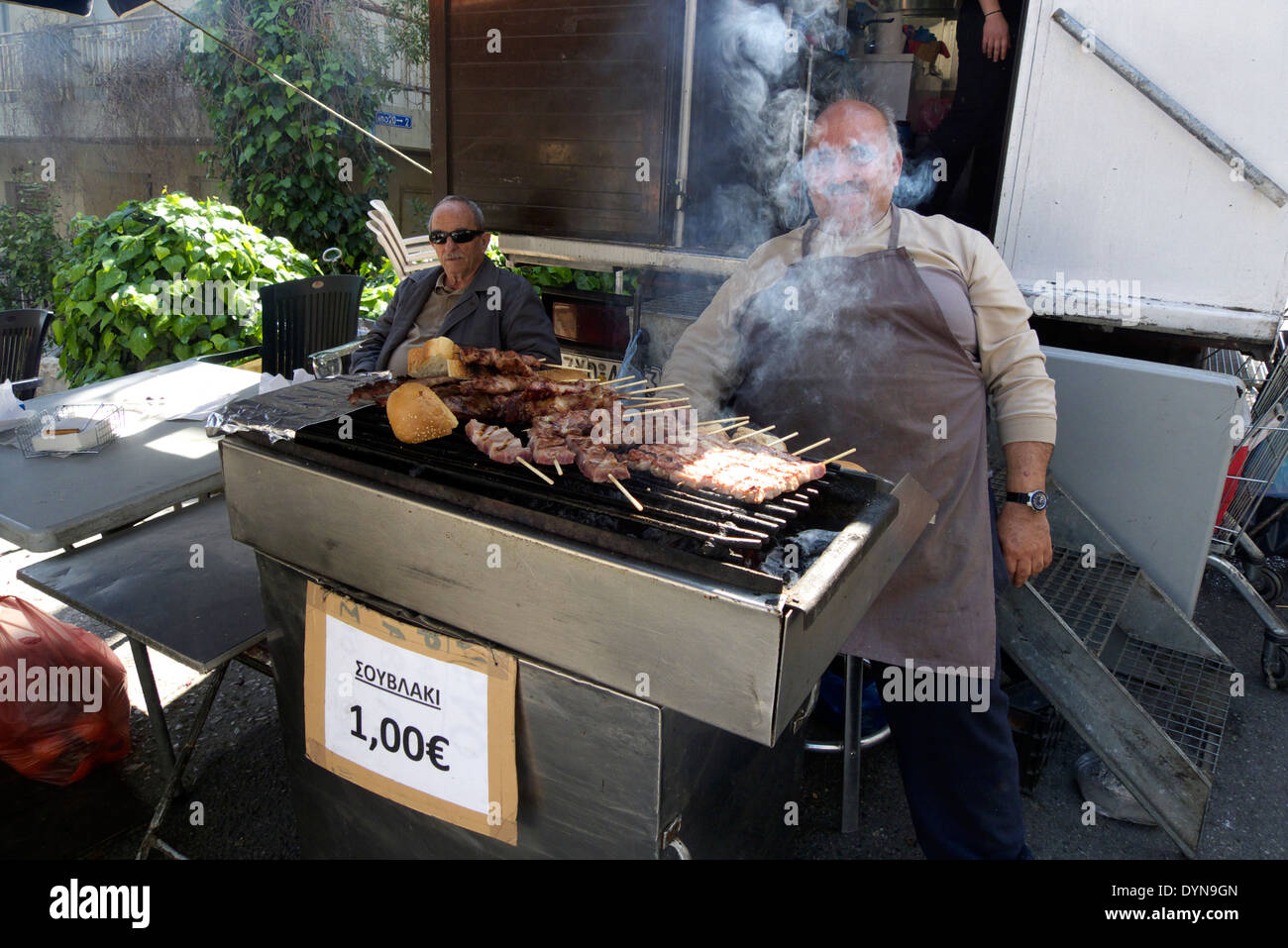 Grèce Athènes un vendeur de rue vendant le souvlaki Banque D'Images