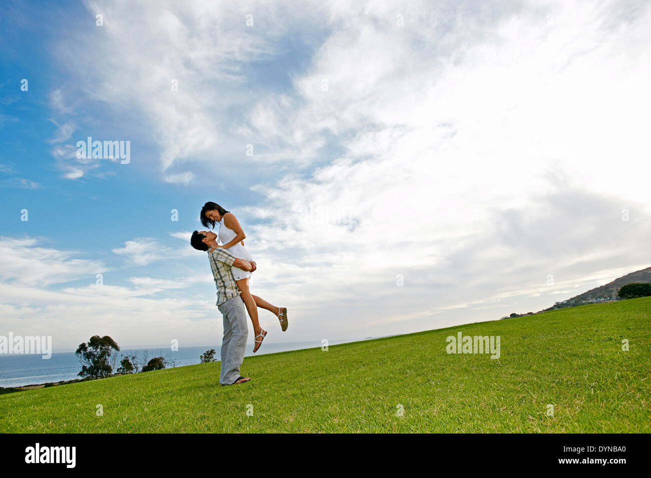Couple hugging in rural landscape Banque D'Images
