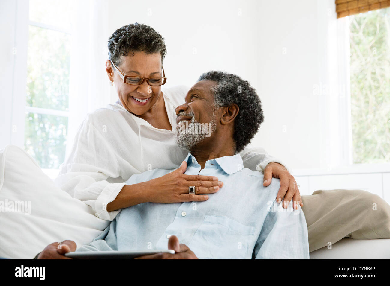 Senior couple relaxing in living room Banque D'Images