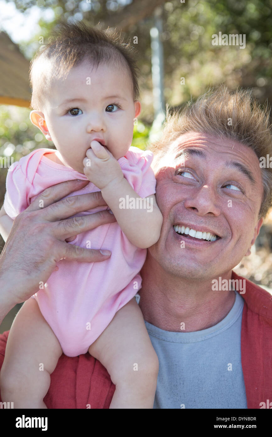 Père jouant avec baby girl outdoors Banque D'Images