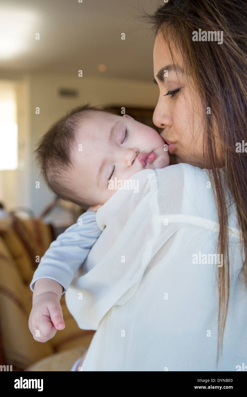 Mother kissing sleeping baby girl Banque D'Images