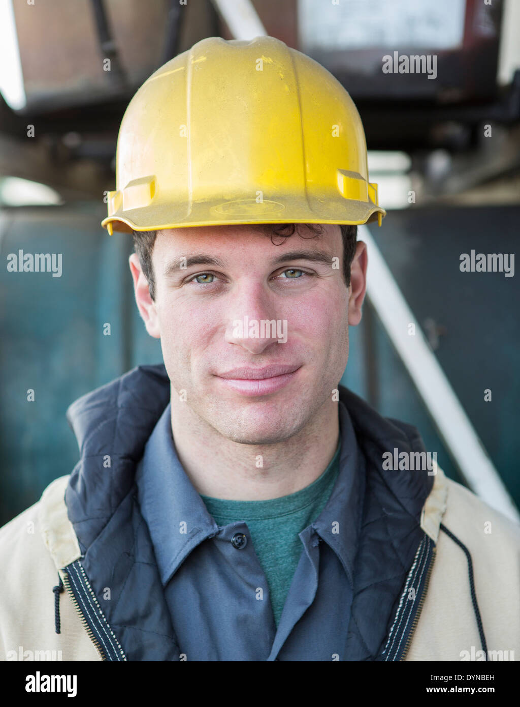 Young construction worker smiling outdoors Banque D'Images