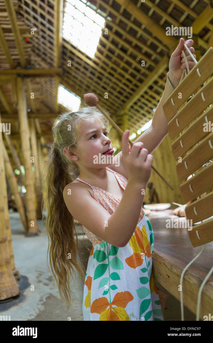 Caucasian girl Playing with xylophone en atelier Banque D'Images
