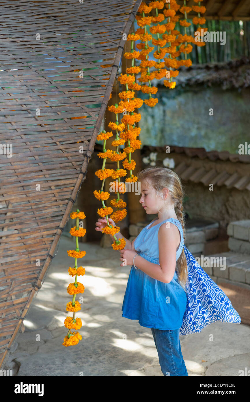Caucasian girl brins de fleurs suspendus Banque D'Images