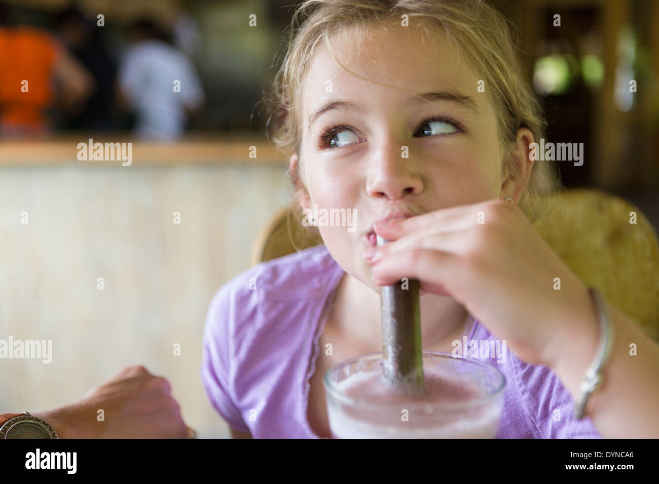 Caucasian girl drinking smoothie au petit déjeuner Banque D'Images