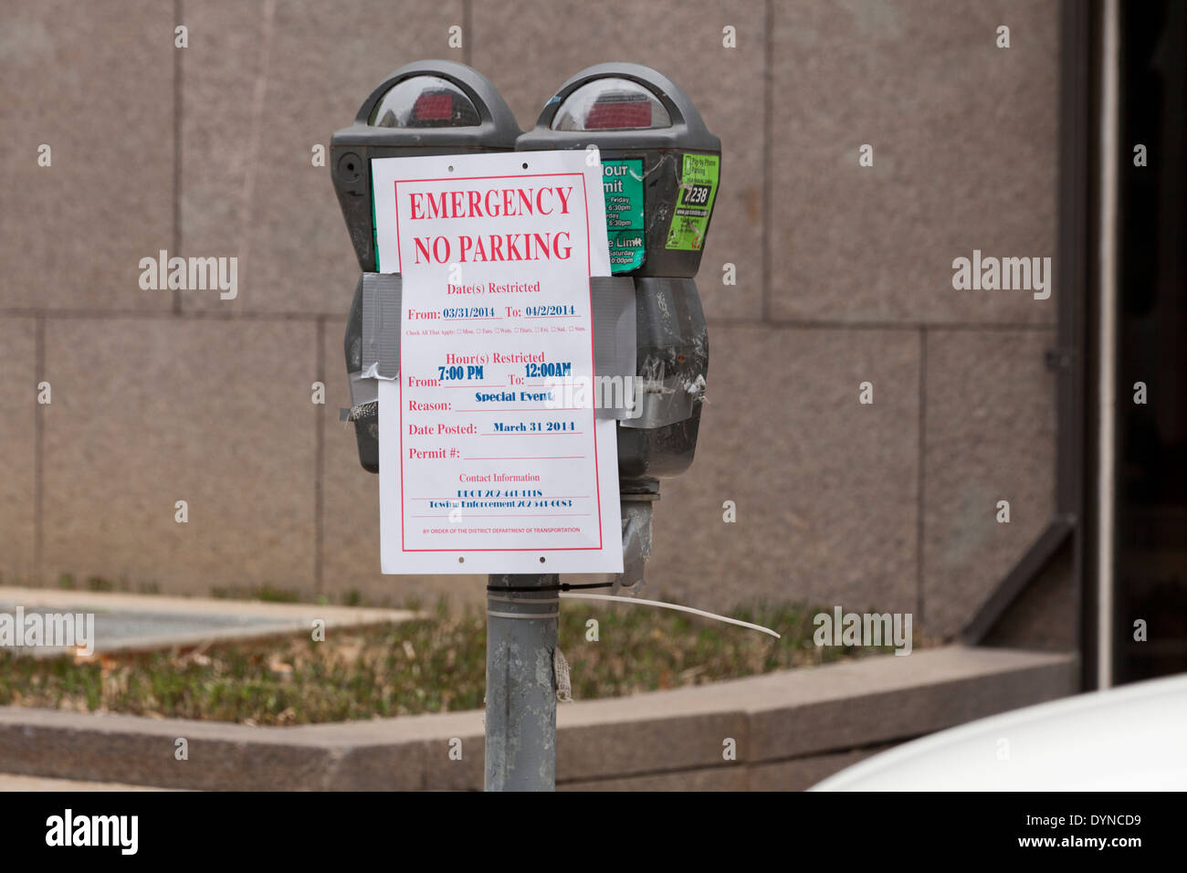 Pas de stationnement d'urgence avis affiché sur parking meter - Washington, DC USA Banque D'Images