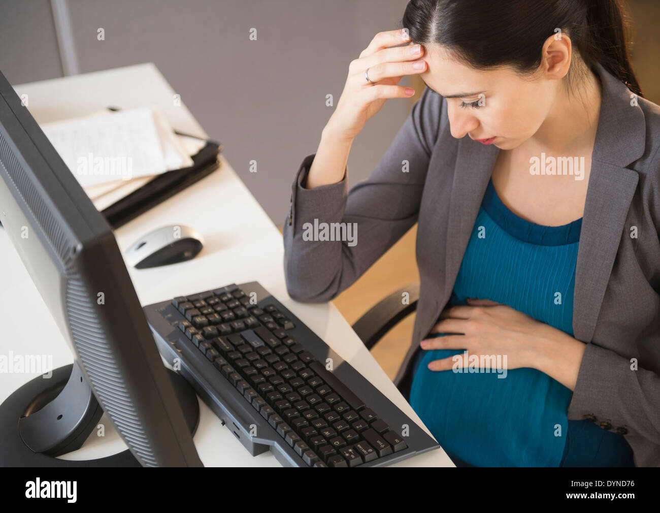 Femmes enceintes Caucasian businesswoman working in office Banque D'Images