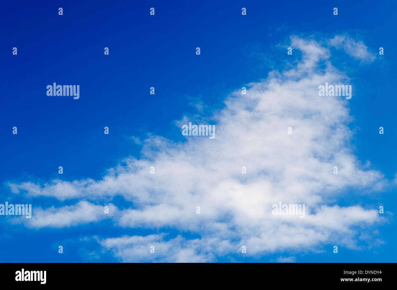 Ciel bleu avec des nuages moelleux Banque D'Images