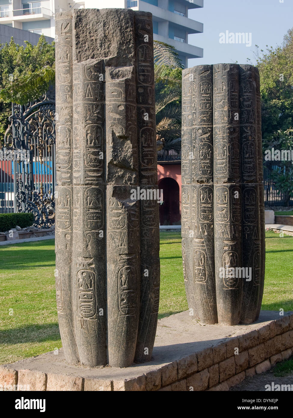 Musée égyptien du Caire.Deux colonnes dans la cour intérieure avec des cartouches du Roi Merenptah. Banque D'Images