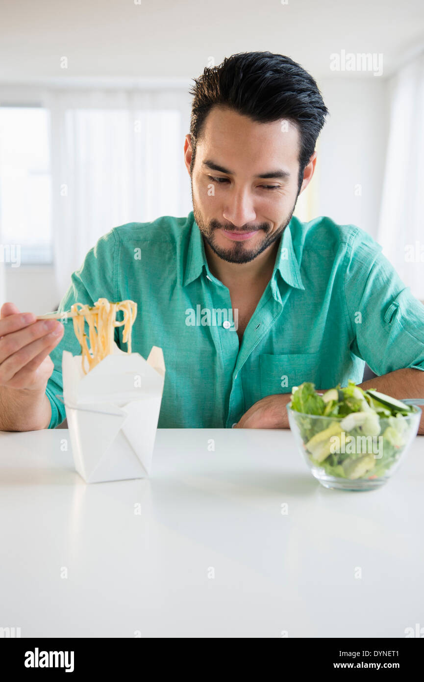 Mixed Race man sortir ou salade Banque D'Images