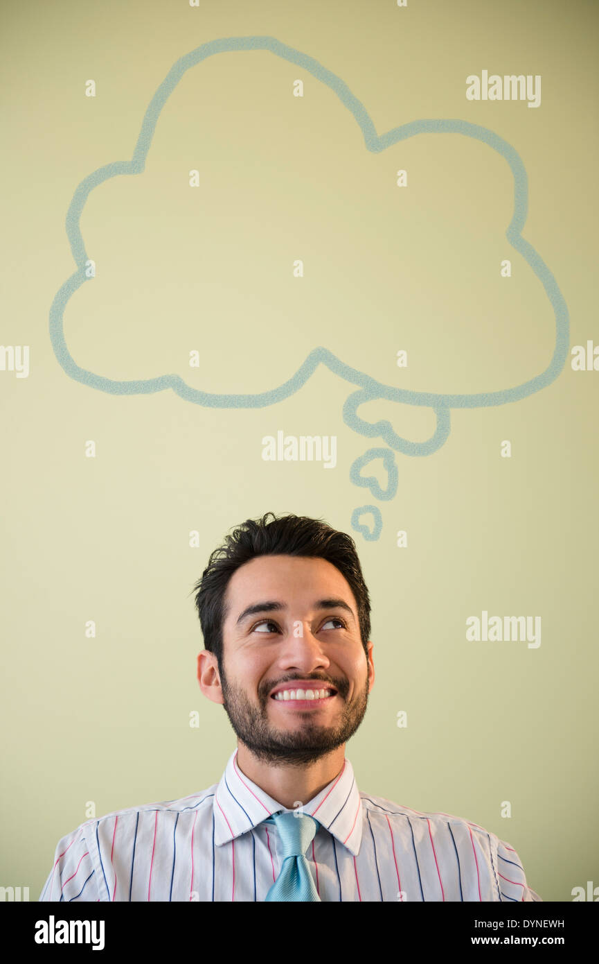 Mixed Race businessman avec bulle pensée Banque D'Images