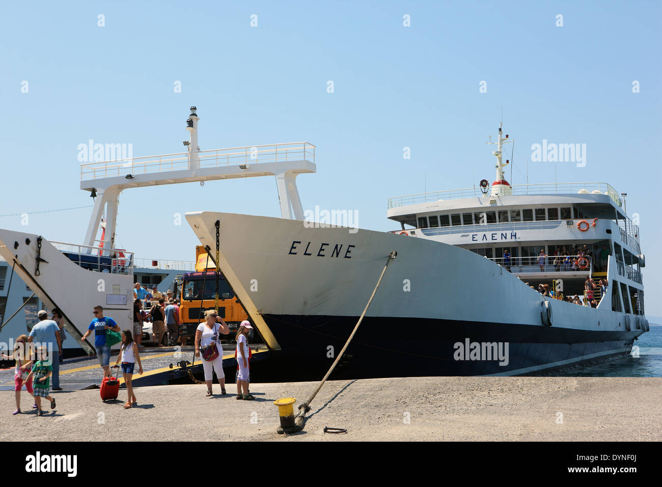 Les véhicules et les gens qui vont sur et hors ferries Igoumenitsa à un port occupé sur le continent nord-ouest de la Grèce Banque D'Images