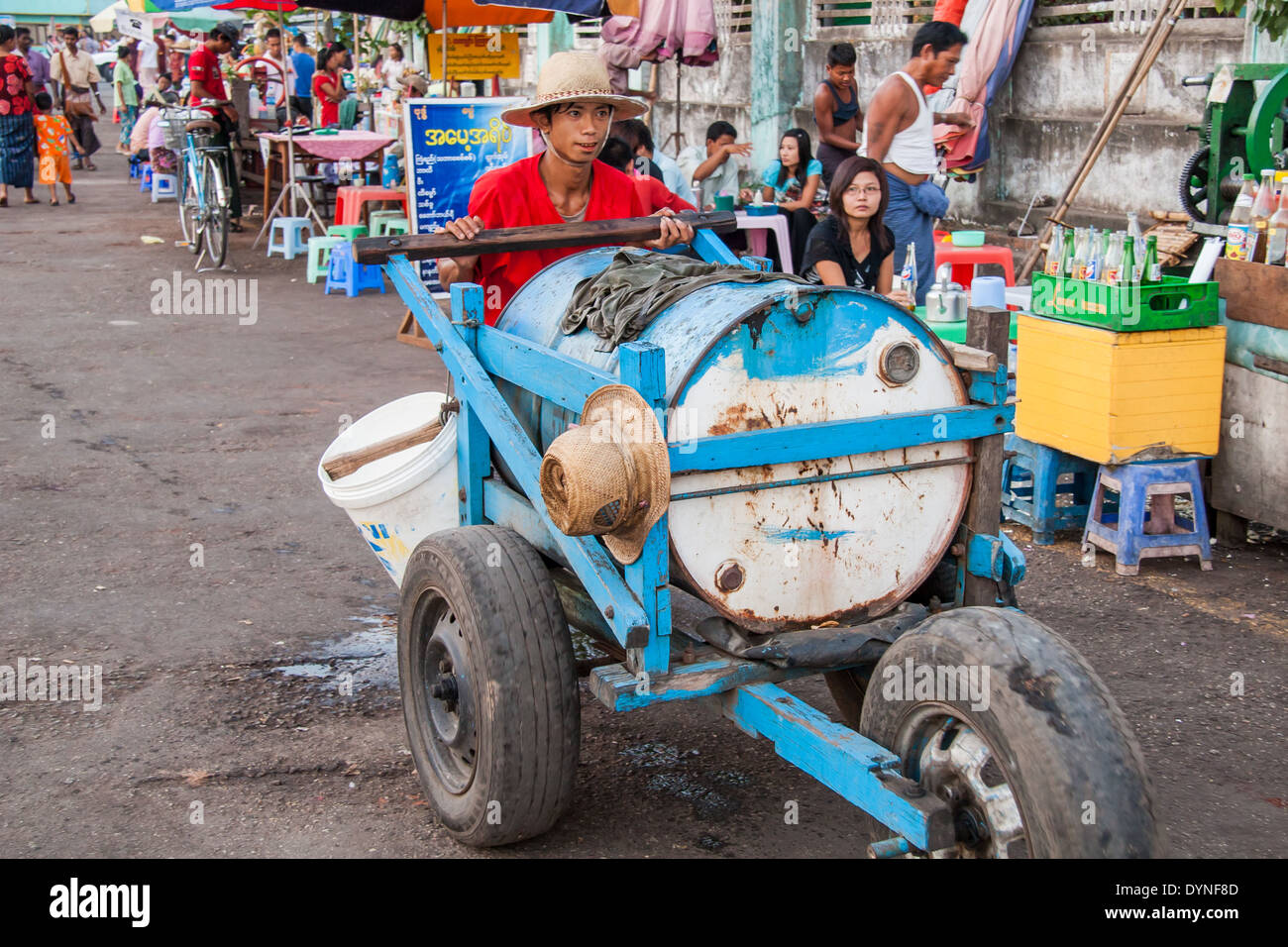 Chariot avec vendeurs de rue Yangon Myanmar Birmanie Banque D'Images