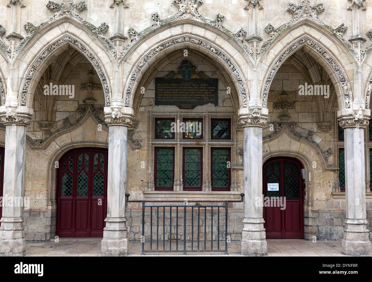 Close-up de l'entrée de l'hôtel de ville gothique, sur la place principale, Sauint-Quentin, Picardie, France. Banque D'Images