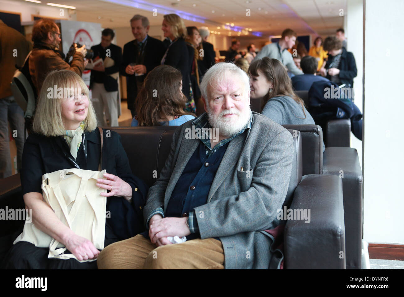 Né à Belfast, Longley a fait ses études à la Royal Belfast Academical Institution, et par la suite lu'études classiques à Trinity College, Dublin, où il a édité l'Icare. Il a été professeur de poésie pour l'Irlande de 2007 à 2010, un poste universitaire créé en 1998, auparavant détenu par John Montague, Nuala Ní Dhomhnaill et Paul Durcan. Il a été remplacé en 2010 byHarry Clifton. Éditions de l'Amérique du Nord sont le travail de Longley publié par l'Université Wake Forest Press. Son épouse, Edna Longley, est un critique sur la poésie moderne irlandaise et britannique. Ils ont trois enfants. Banque D'Images