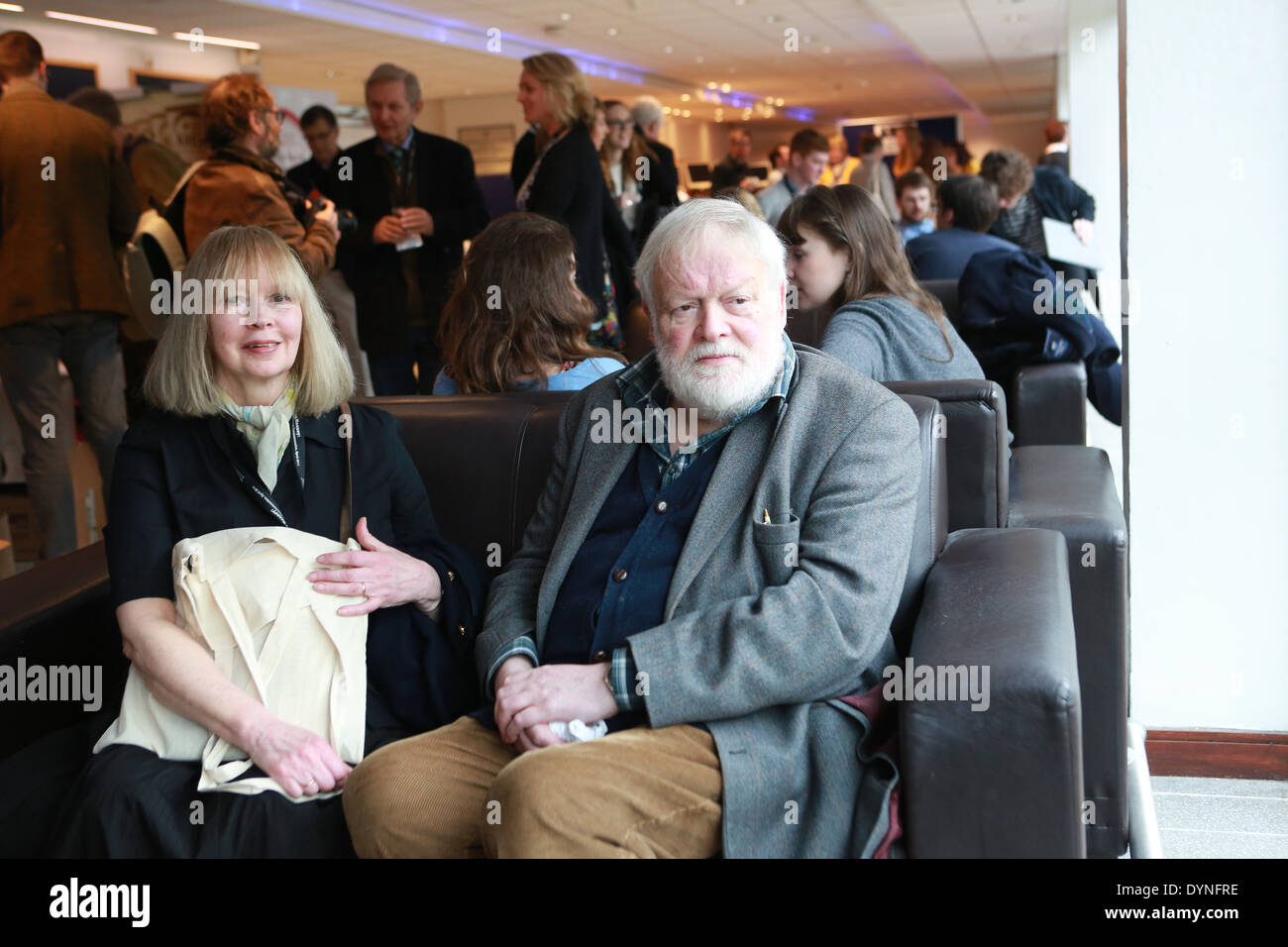Né à Belfast, Longley a fait ses études à la Royal Belfast Academical Institution, et par la suite lu'études classiques à Trinity College, Dublin, où il a édité l'Icare. Il a été professeur de poésie pour l'Irlande de 2007 à 2010, un poste universitaire créé en 1998, auparavant détenu par John Montague, Nuala Ní Dhomhnaill et Paul Durcan. Il a été remplacé en 2010 byHarry Clifton. Éditions de l'Amérique du Nord sont le travail de Longley publié par l'Université Wake Forest Press. Son épouse, Edna Longley, est un critique sur la poésie moderne irlandaise et britannique. Ils ont trois enfants. Banque D'Images