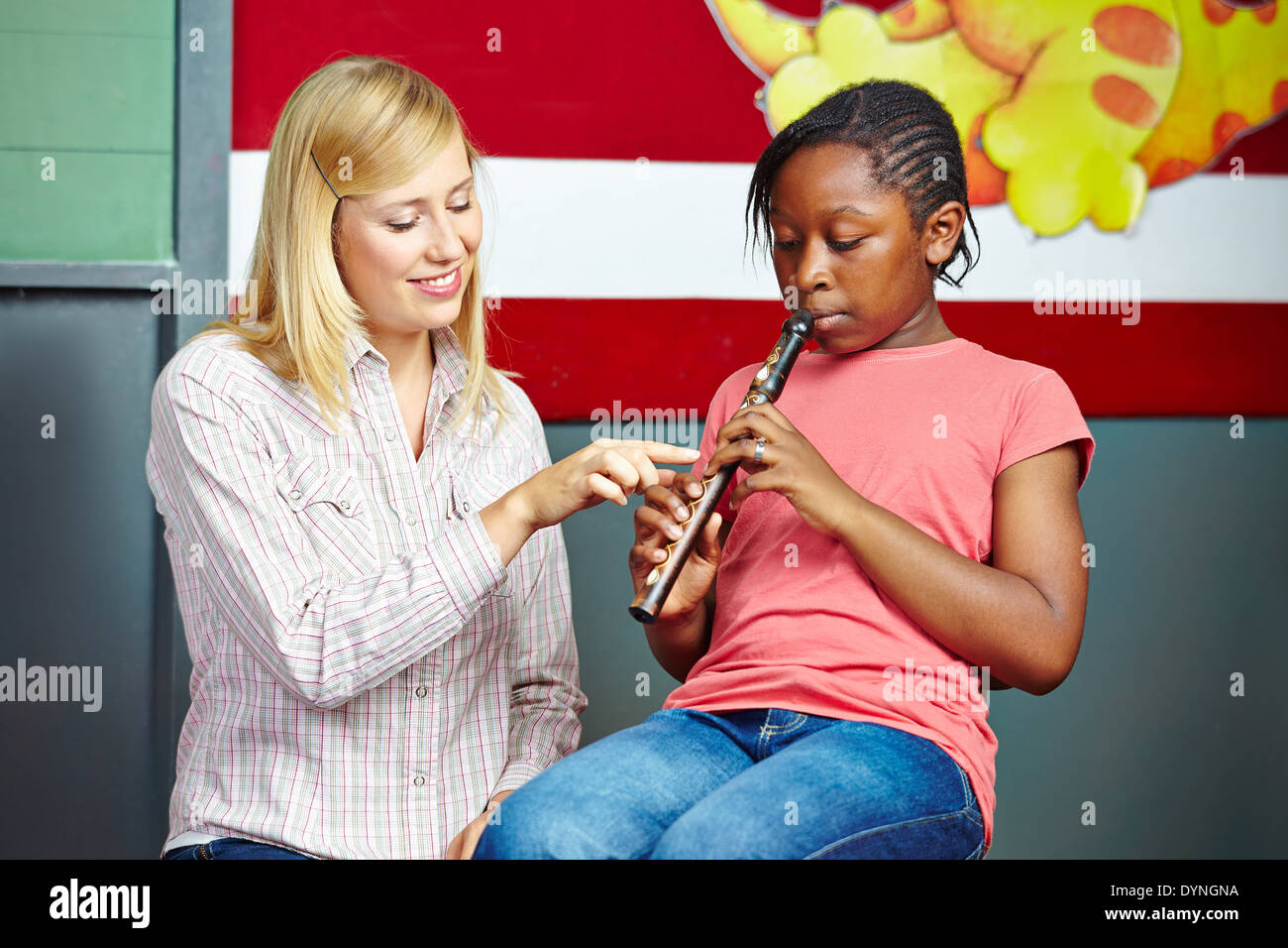 Aider l'enseignant à l'élève dans l'école de musique flûte jouer Banque D'Images