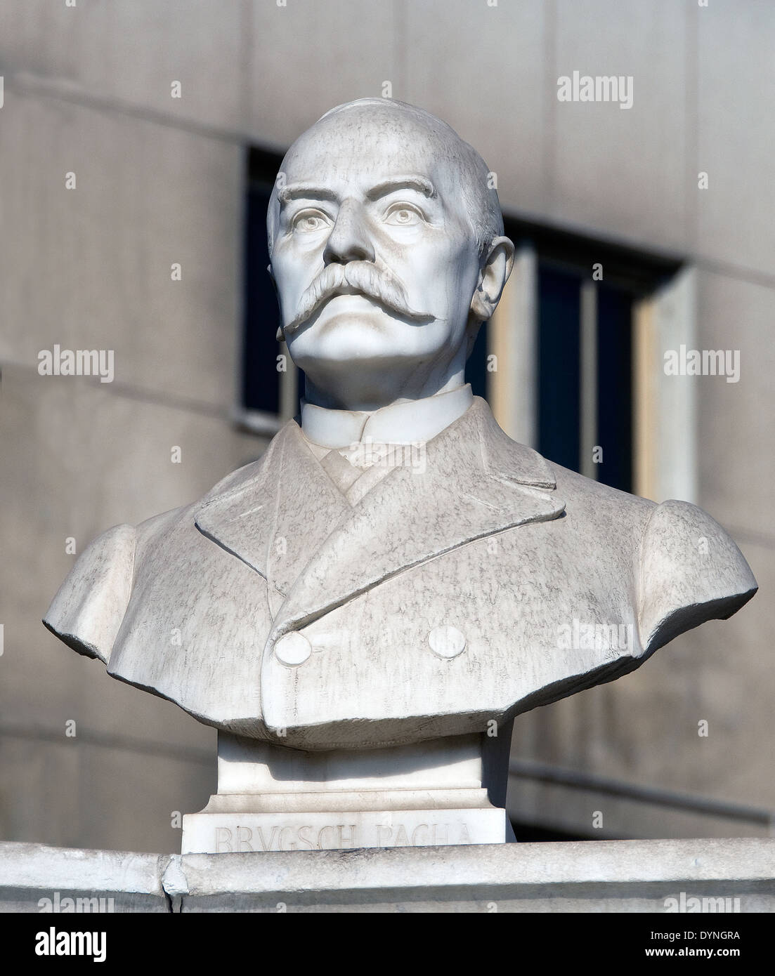 Musée égyptien du Caire.une statue d'égyptologue Emile Brugsch dans la cour du Musée. Banque D'Images