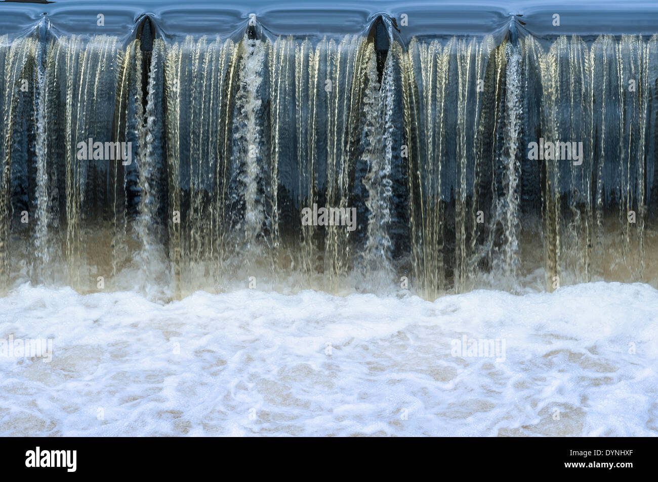 Échelle à poissons synthétiques et gros plan de la défense contre les inondations. Rivière Isole, Quimperlé Bretagne France Banque D'Images