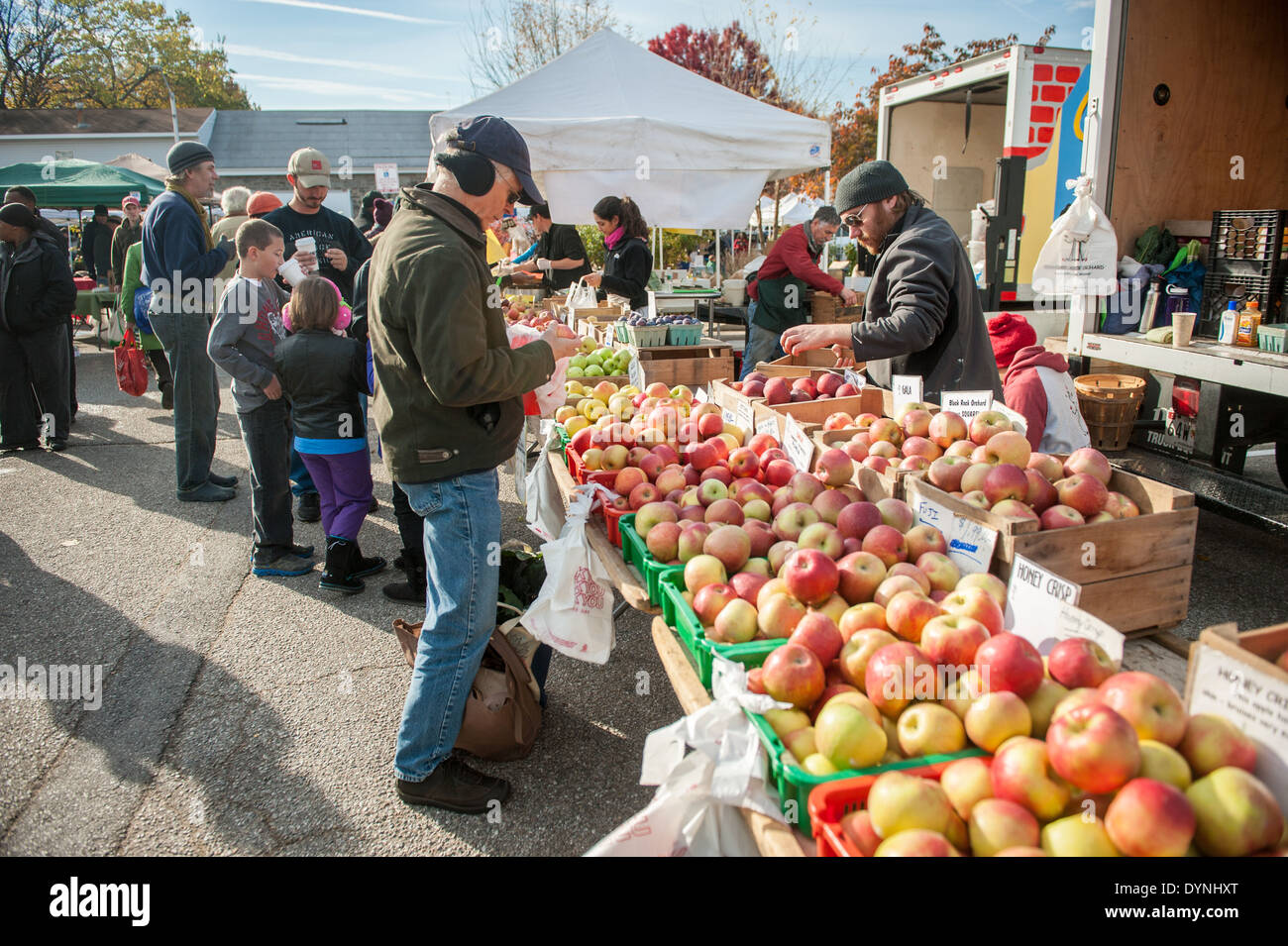 Les acheteurs de pommes à la Waverly Farmers Market à Baltimore, Maryland Banque D'Images
