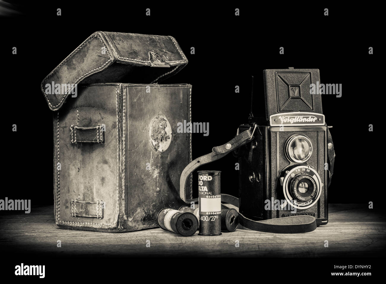 Appareil photo Vintage Voigtlander brillant avec étui en cuir et faites tourner des films. Banque D'Images