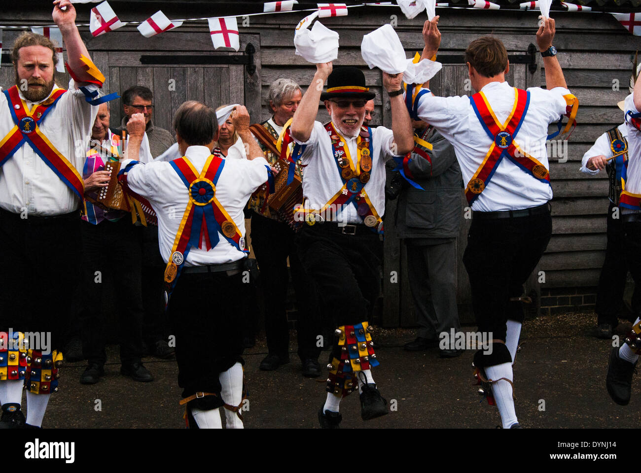 South Littleton, Evesham, Worcestershire, Royaume-Uni. 23 avril 2014. La danse Morris Men Pepworth lors du lancement de cette années La fête des asperges dans le Vale of Evesham sur St Georges 24. Credit : FG Ottico/ Alamy Live News Banque D'Images