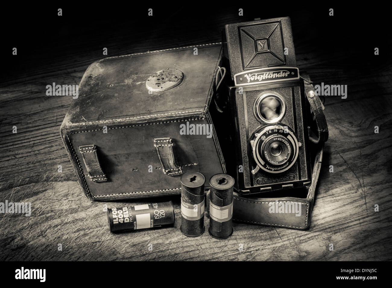 Appareil photo Vintage Voigtlander brillant avec étui en cuir et faites tourner des films. Banque D'Images