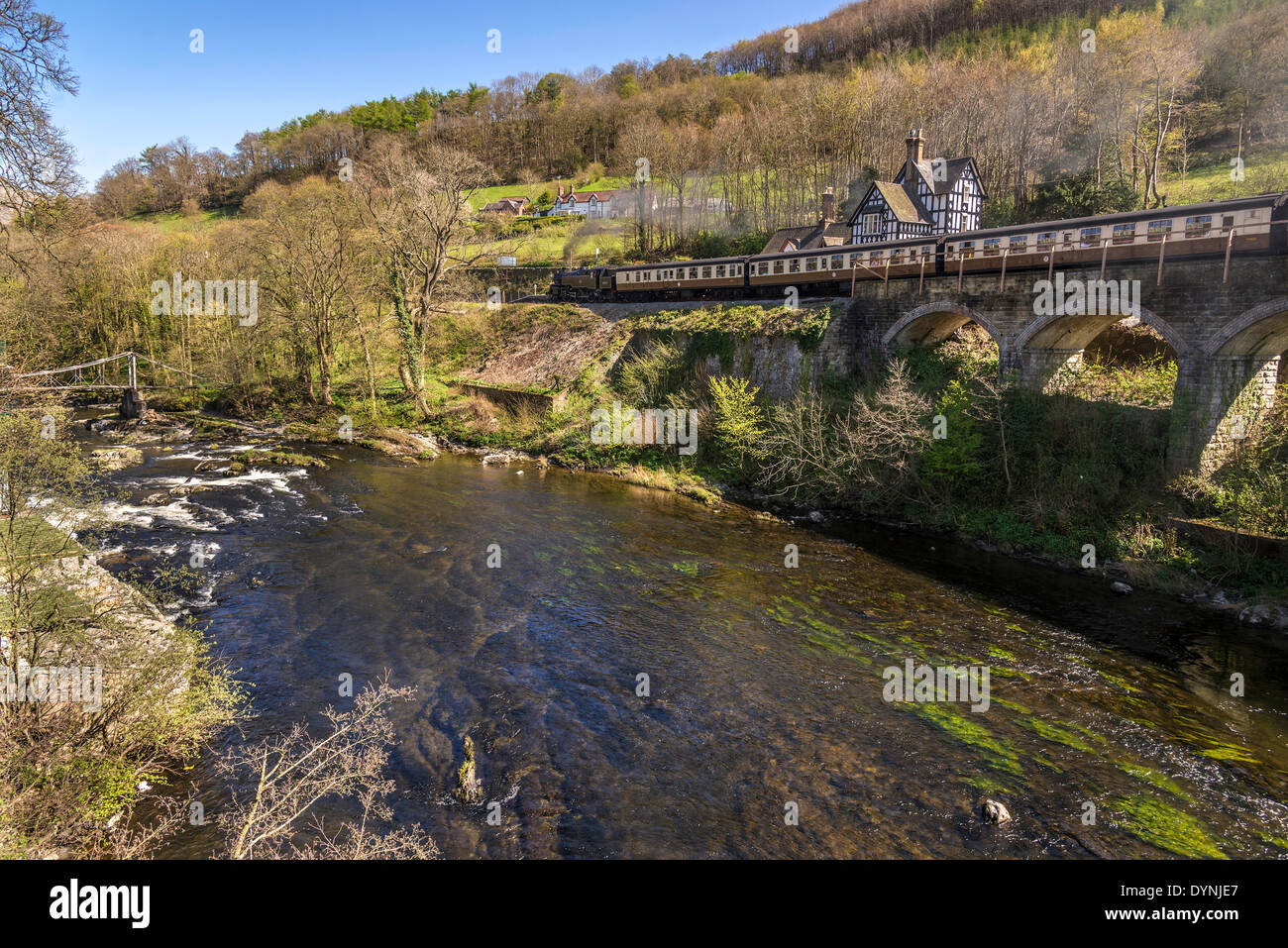 Rivière Dee à Berwyn, près de Llangollen Denbighshire dans le Nord du Pays de Galles sur le patrimoine ferroviaire. Banque D'Images