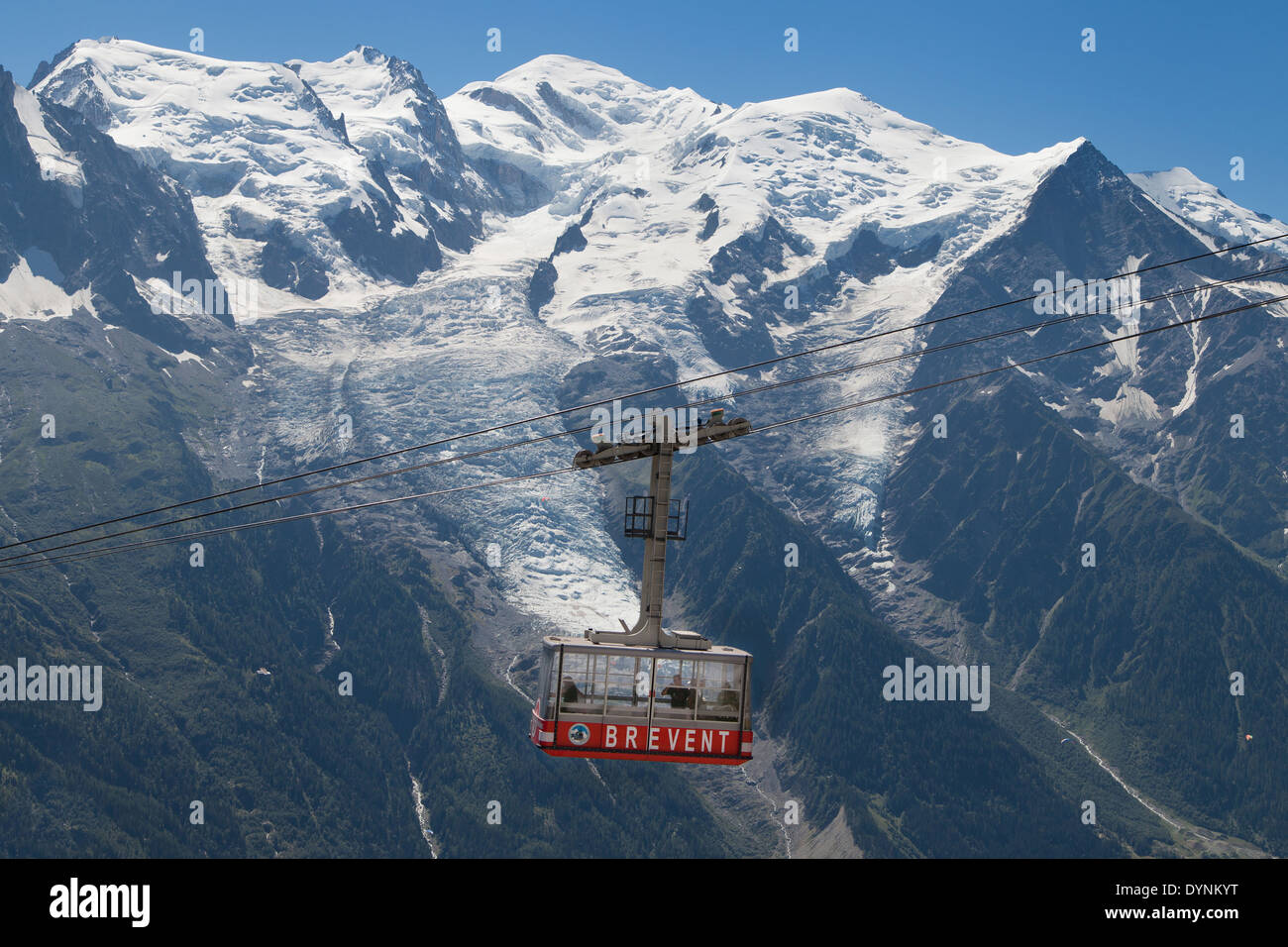 De Chamonix en téléphérique au sommet du Brévent, avec le Mont Blanc en arrière-plan. Banque D'Images