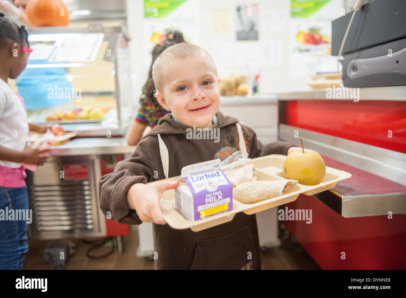 Garçon de l'école élémentaire en ligne à cafétéria d'être servi un déjeuner sain Hagerstown, Maryland Banque D'Images