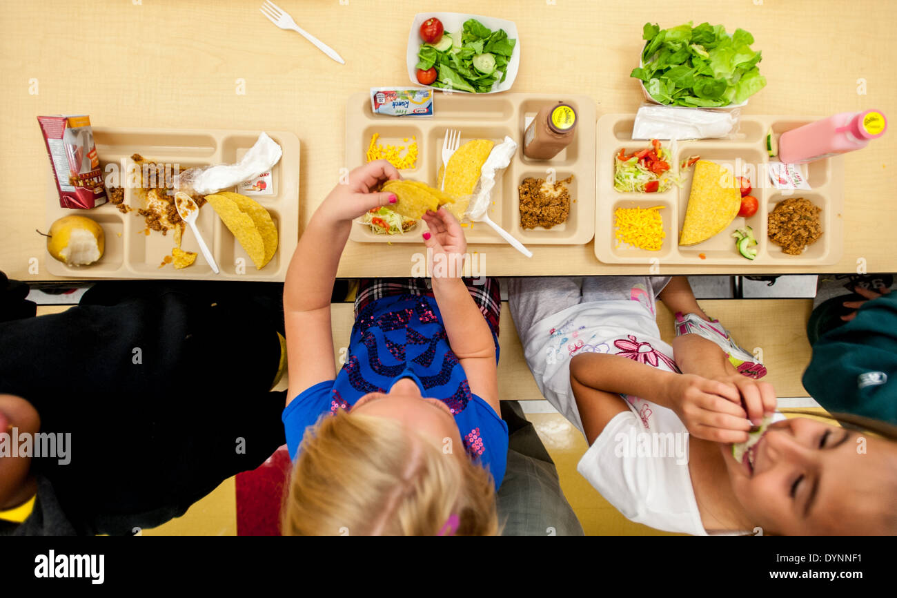 Les enfants de l'école élémentaire assis à des tables en train de déjeuner dans une cafétéria Hagerstown, Maryland Banque D'Images
