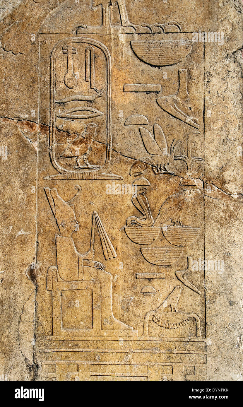 Musée égyptien du Caire.Un détail d'une stèle du roi Snéfrou dans la cour du Musée. Banque D'Images