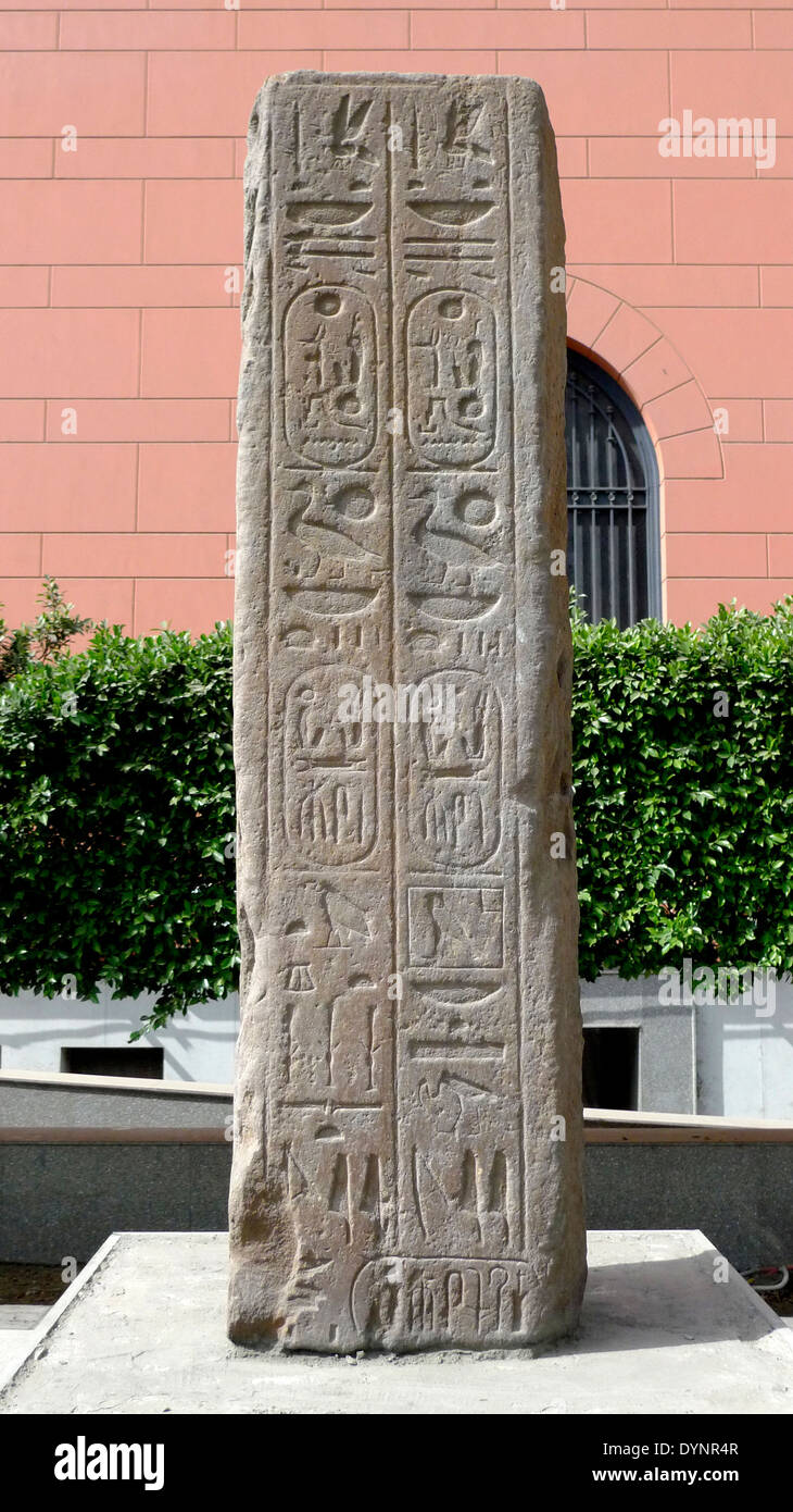 Musée égyptien du Caire.Un monolite dédié au roi Ramsès II à la cour du Musée. Banque D'Images