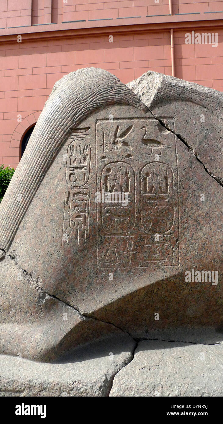 Musée égyptien du Caire.Un détail d'une stèle montrant les cartouches de Merenptah dans la cour du Musée. Banque D'Images