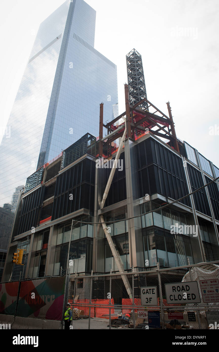 Manhattan, New York, USA. 22 avr, 2014. La construction se poursuit au 3 World Trade Center, le mardi 22 avril 2014. Credit : Bryan Smith/ZUMAPRESS.com/Alamy Live News Banque D'Images