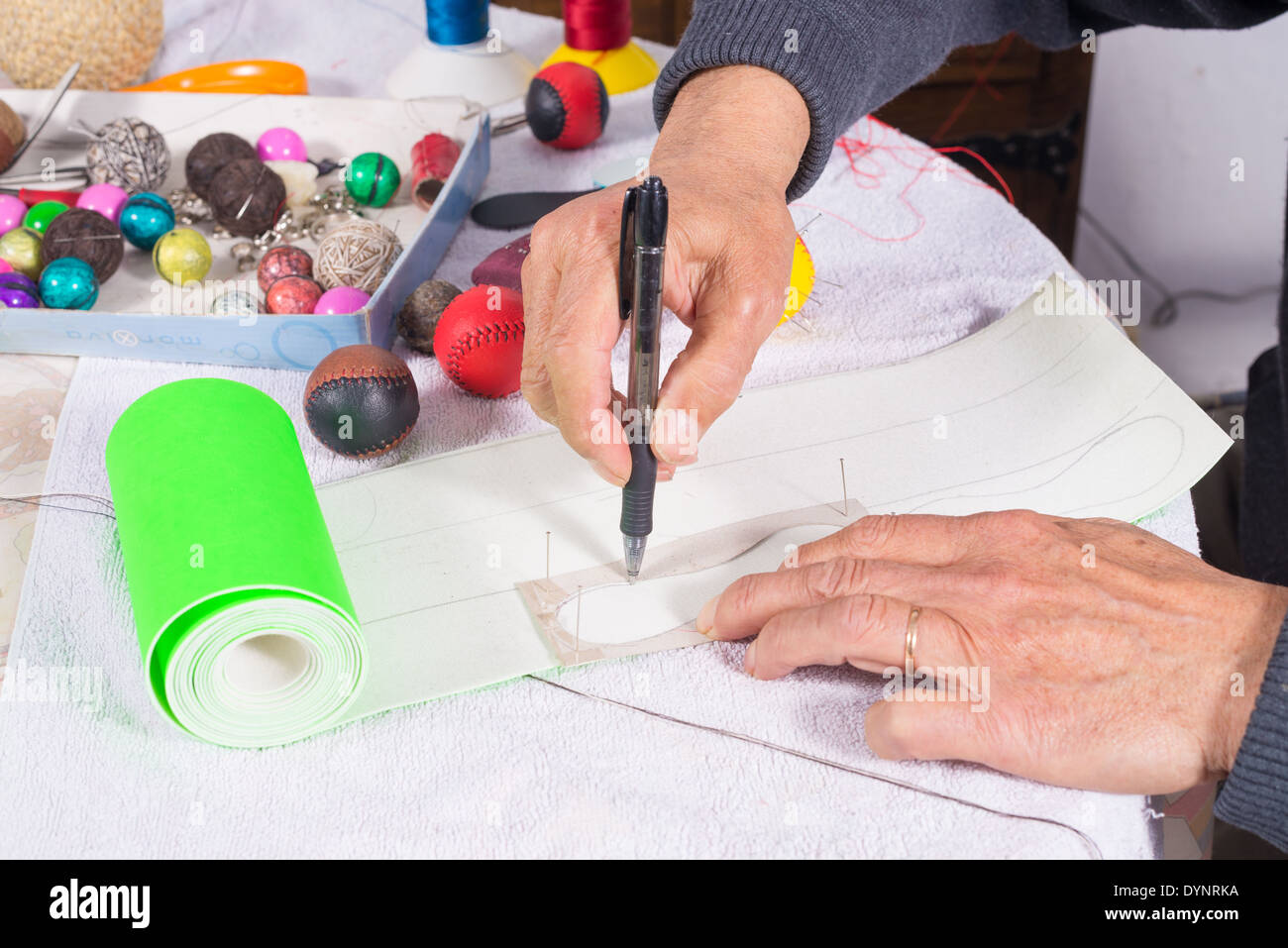 Dessin Artisan un motif à découper un morceau de cuir Banque D'Images