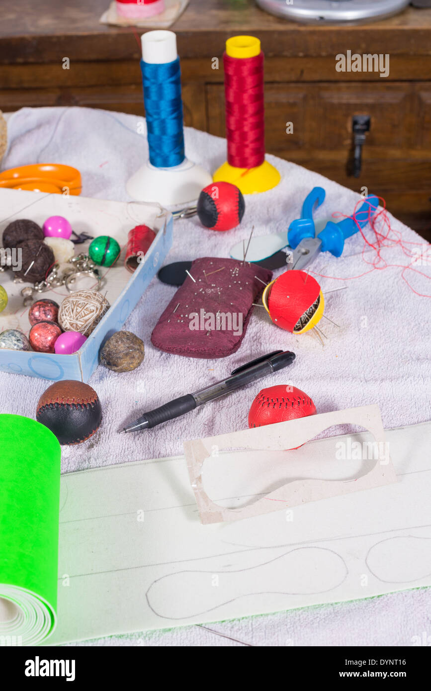 Nature morte avec objets nécessaires pour craft taditional balles de pelote basque Banque D'Images