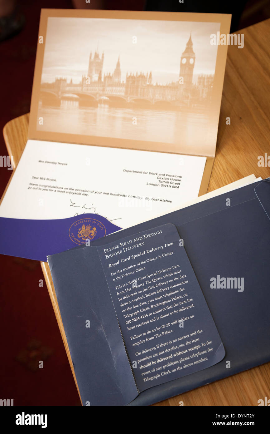 Instructions pour la Royal Mail pour la livraison du 100e anniversaire télégramme de félicitations. Banque D'Images