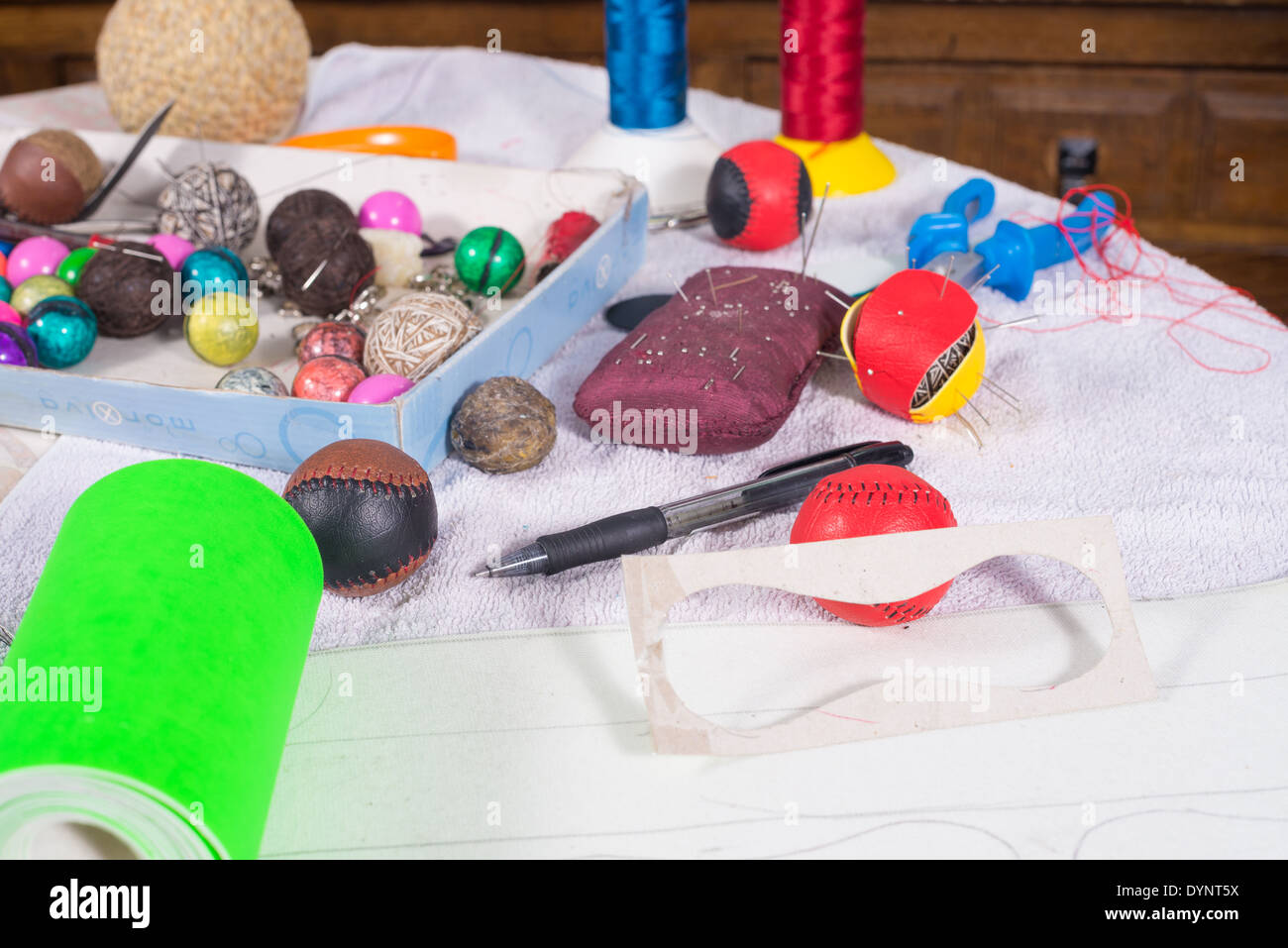 Nature morte avec objets nécessaires pour craft balles de pelote basque traditionnel Banque D'Images